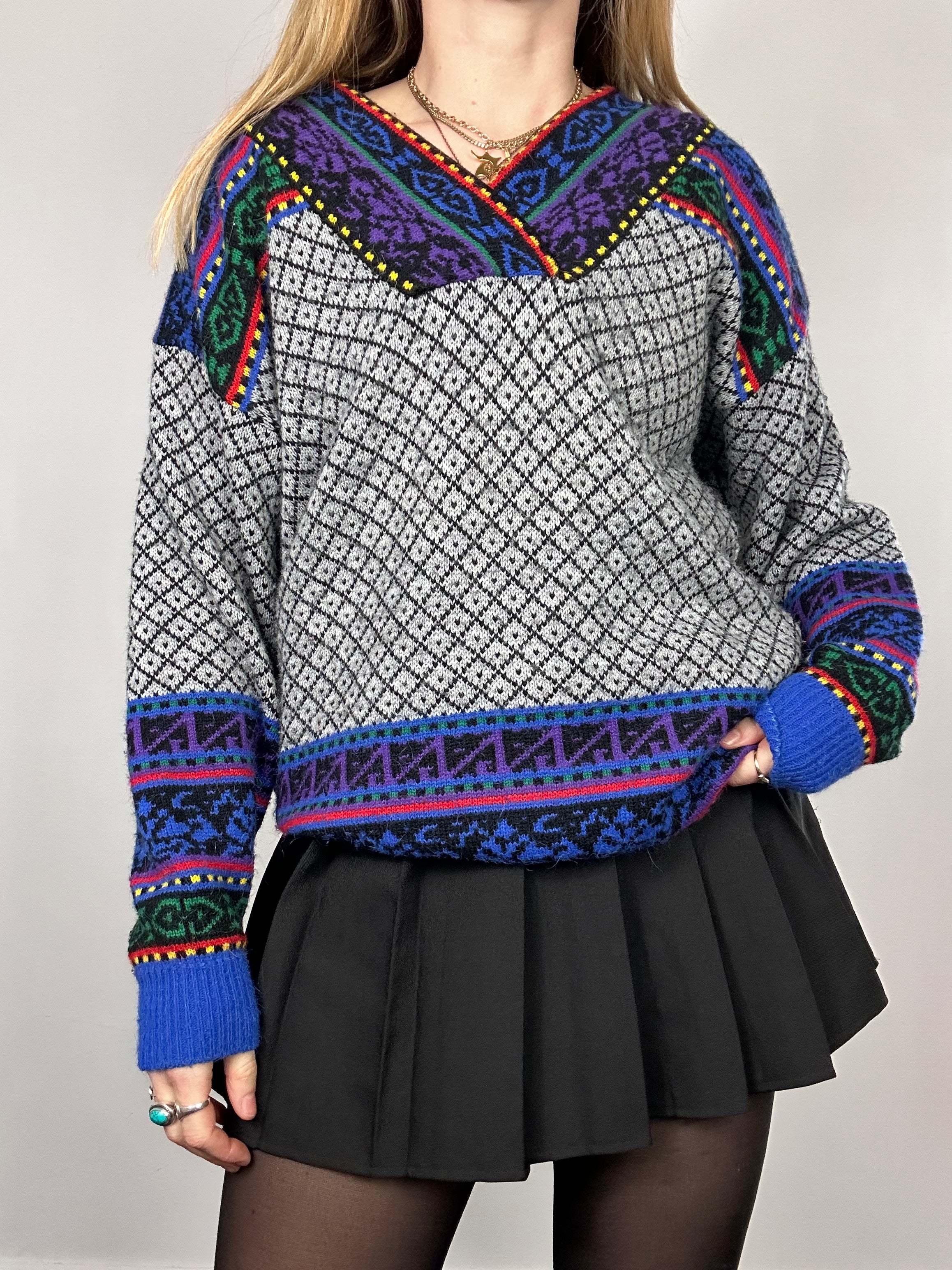 V Neck 80's Sweater Size M