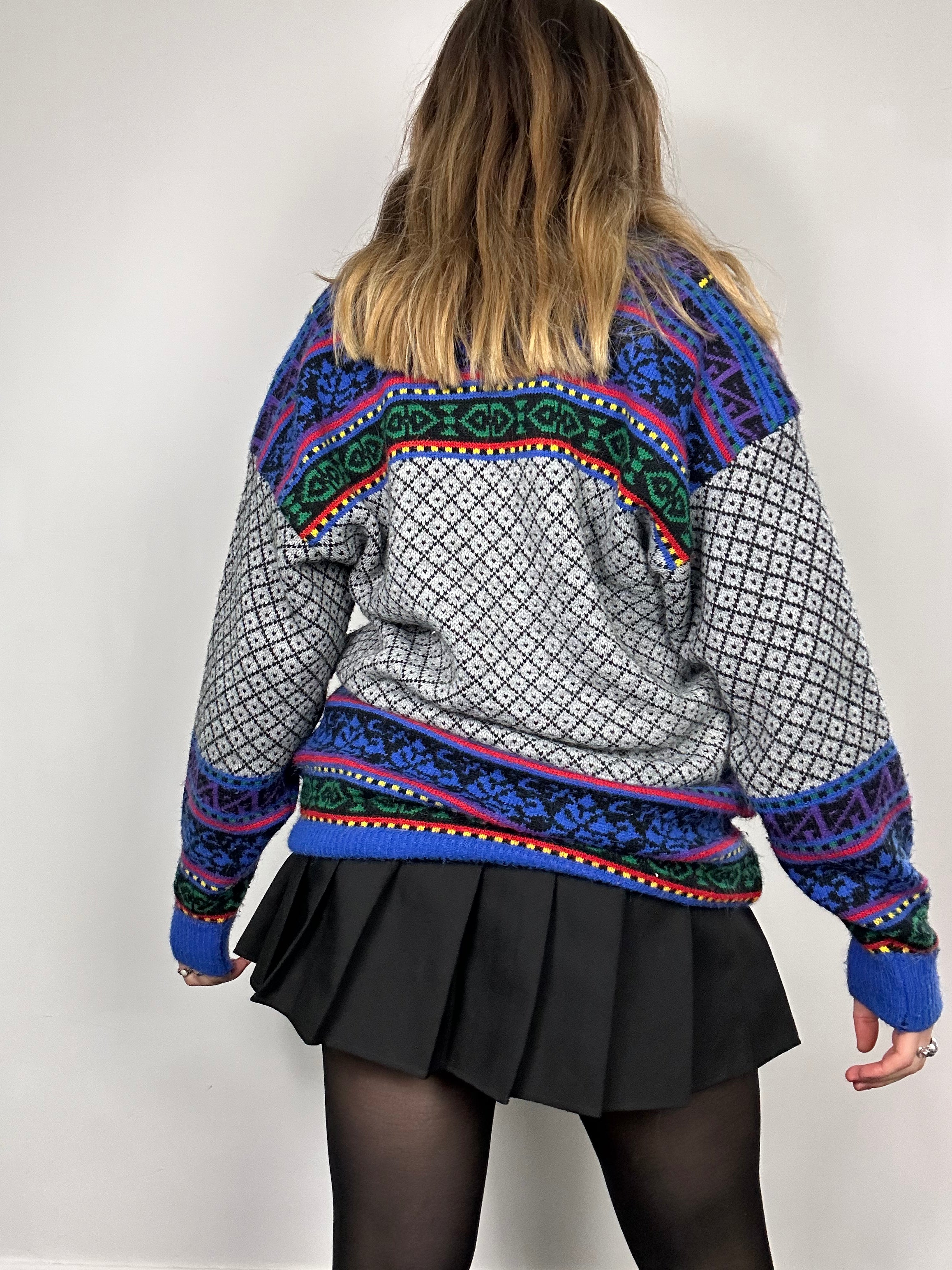 V Neck 80's Sweater Size M