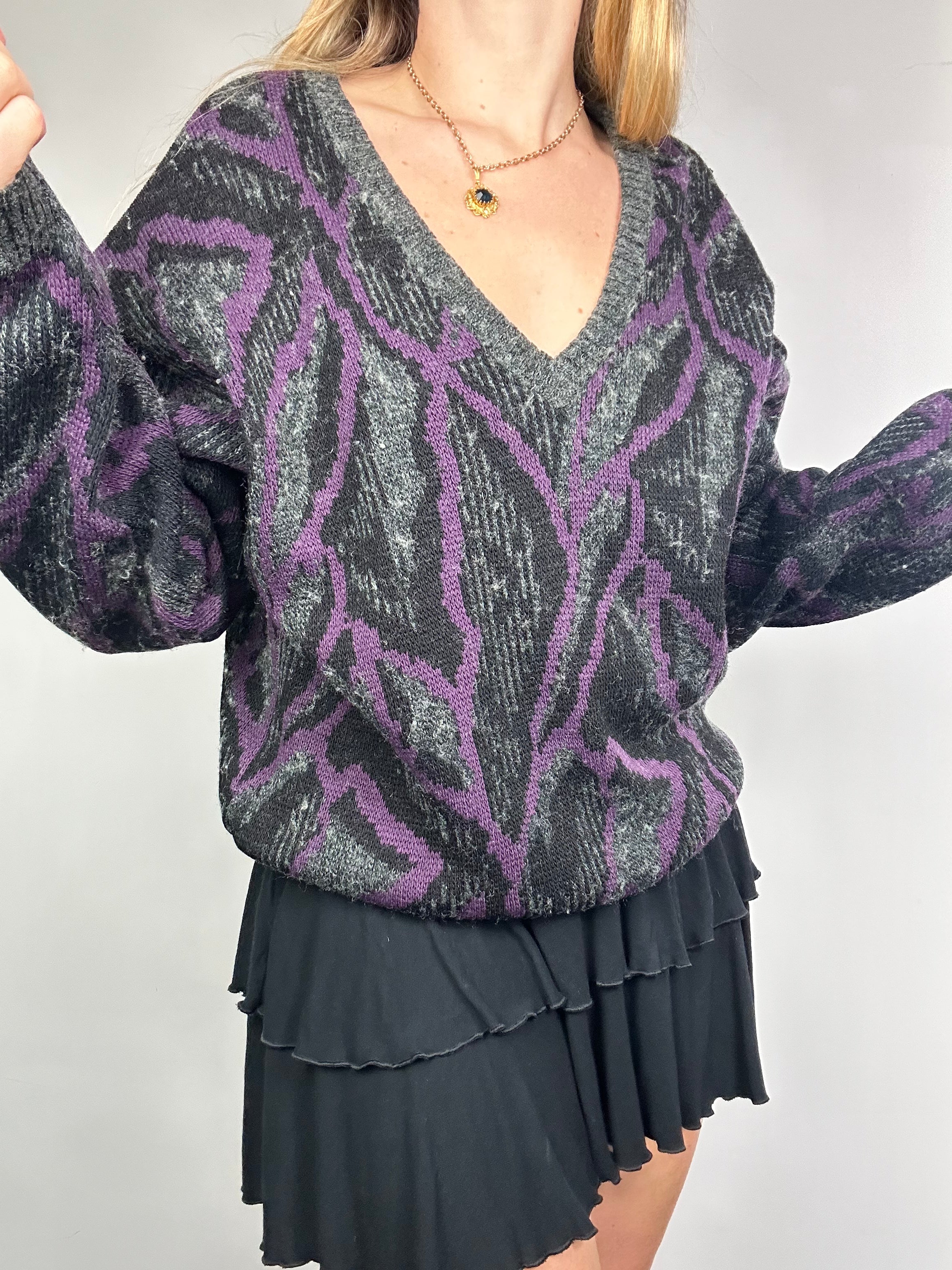 V Neck 80's Knit Sweater Size L